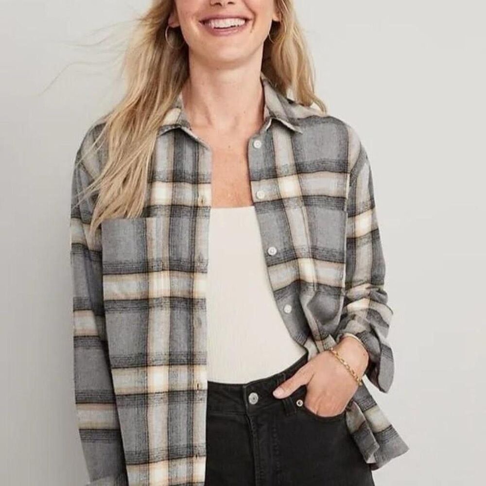 Old Navy Button-Up Shirt Women's L Gray Beige Plaid Collared Long Sleeve